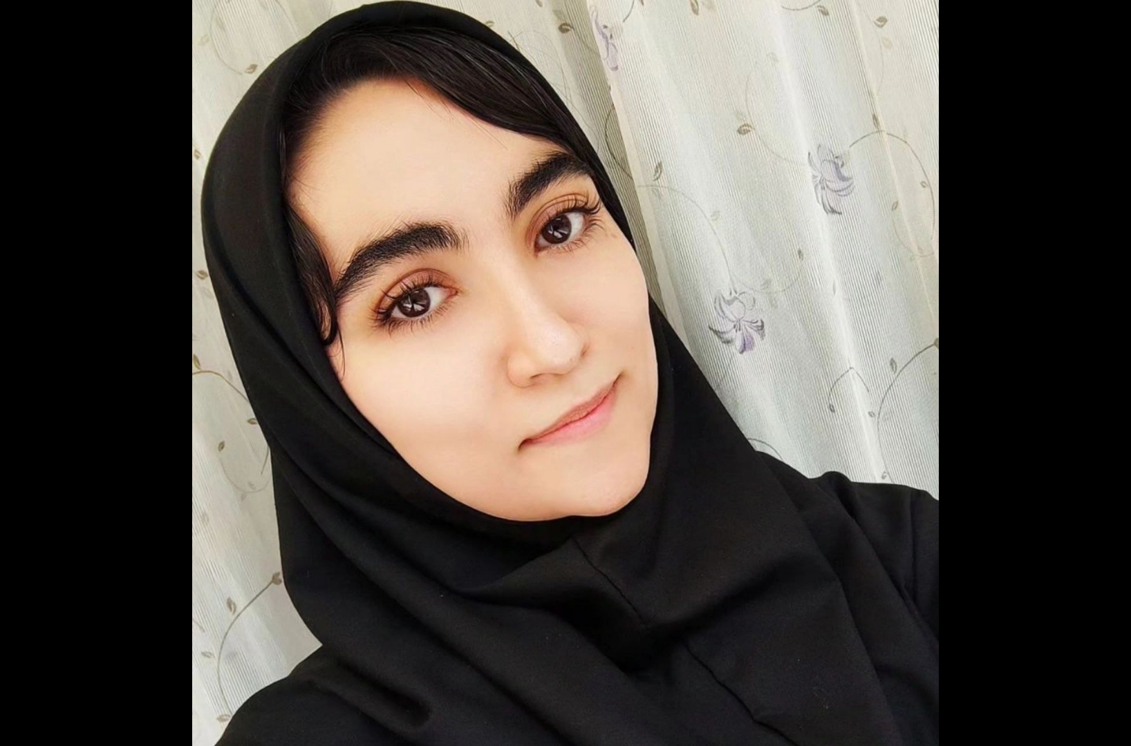شعری از ندا یاسمی: نشسته بی‌حرکت توی هال و می‌لرزد