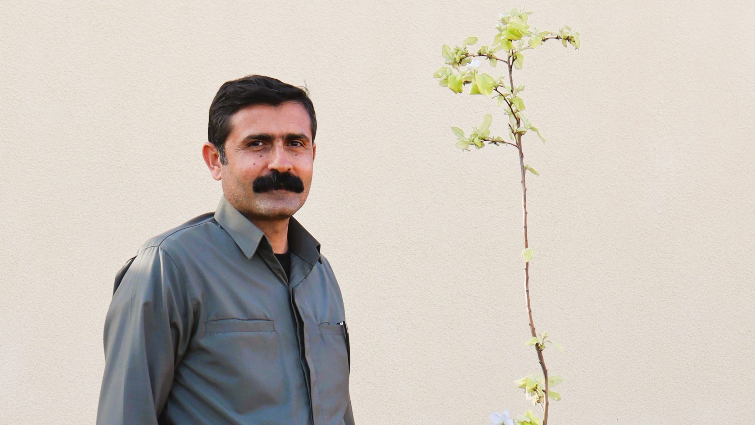 «چند شعر دوزبانهی کردی ـ فارسی»، برگرفته از کتاب «کلمات، از هفت دریا عبورم میدهند»، ریوار آبدانان